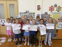 Ребята подготовительной группы определили и нарисовали наиболее безопасный путь из дома  в детский сад. 